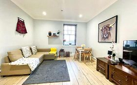 Stunning 2 Bed Apt Nr The Royal Mile & The Castle